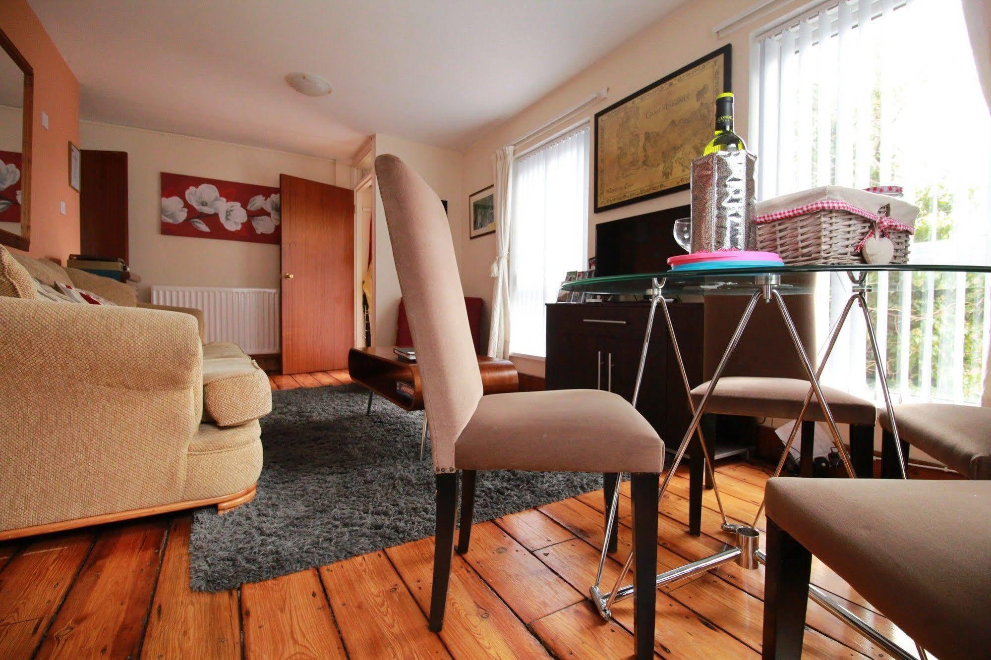 Perfect Central City Location - Parking - 3 Beds - 2 Bedrooms Belfast Exterior photo